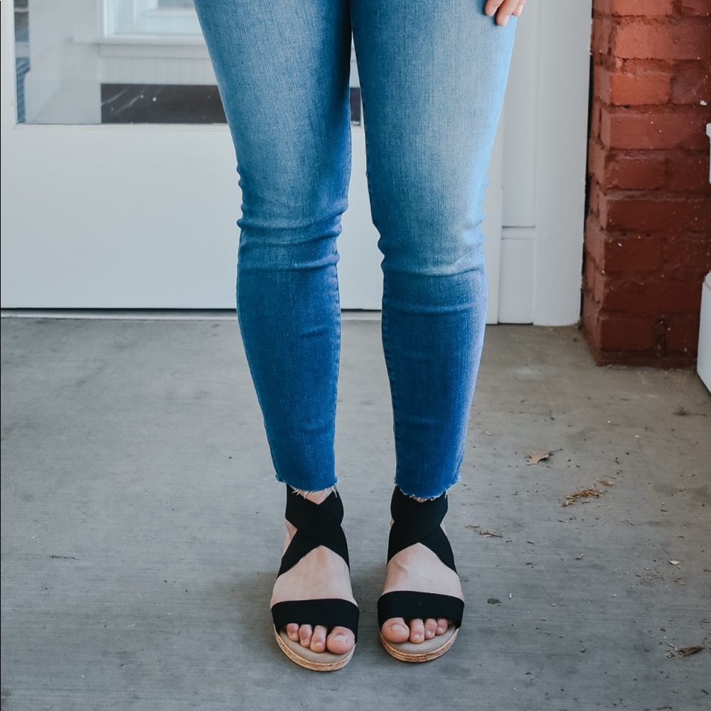 BLACK SANDALS - Charleston Shoe Co Benjamin - Picture 3 of 6